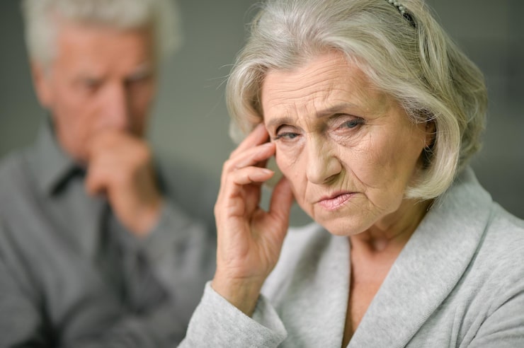 Почему слезятся глаза у пожилого человека после прогулки