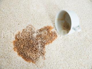 Чем отмыть пятно от кофе на ковре?