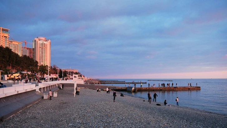 «Кто боится, пусть дома сидит»: почему отдыхающие в Сочи не спешат в укрытия во время воя сирен