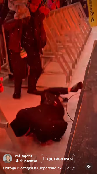 Лидер легендарной группы 2000-х упал со сцены во время концерта