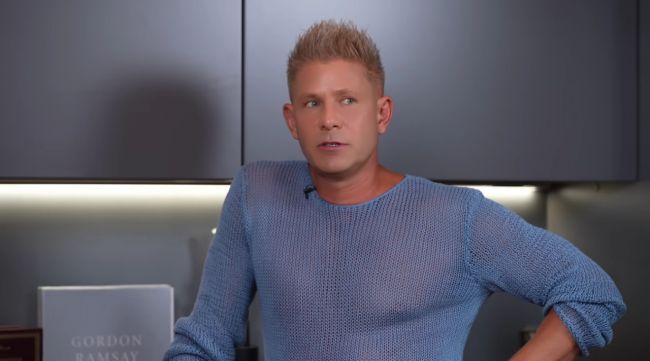 Лидер легендарной группы 2000-х упал со сцены во время концерта