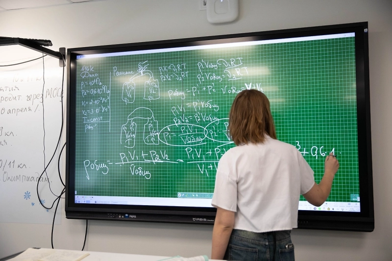 Минпросвещения утвердило обязательные предметы для 10–11 классов