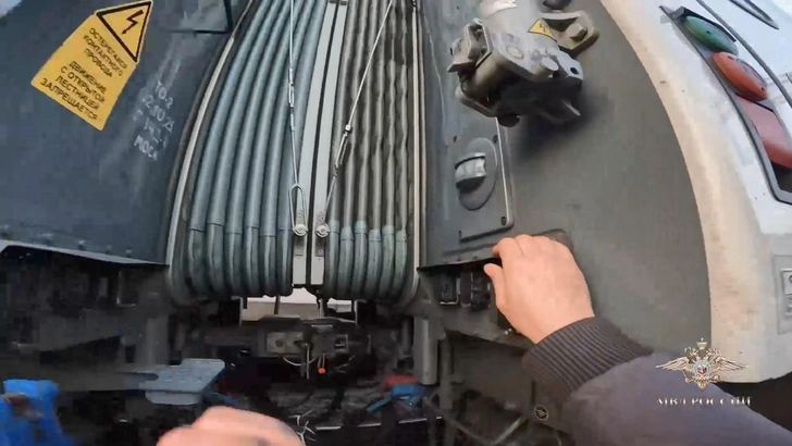 Поймали зацепера-рецидивиста — он доехал от Твери до Питера между вагонами «Авроры» (видео)