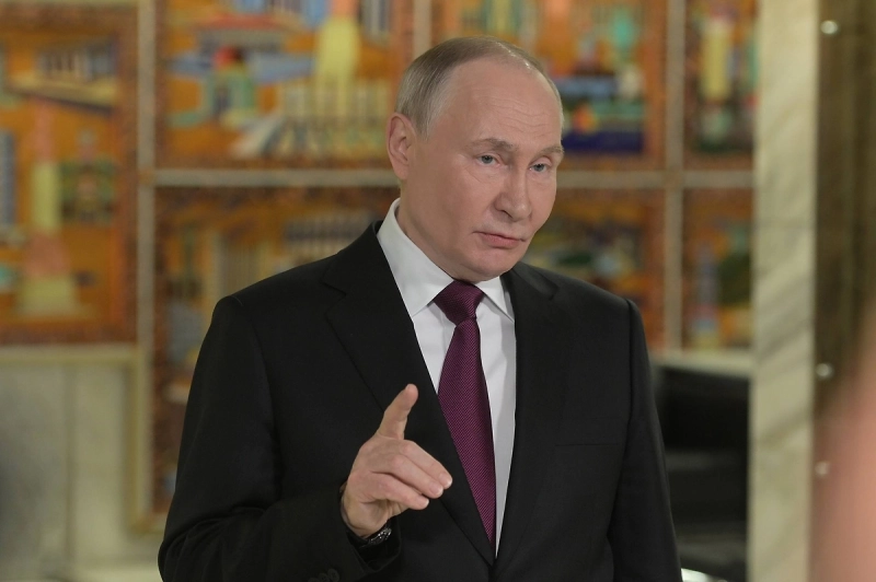 Путин призвал профильную комиссию рассмотреть программу ускоренного внедрения ИИ