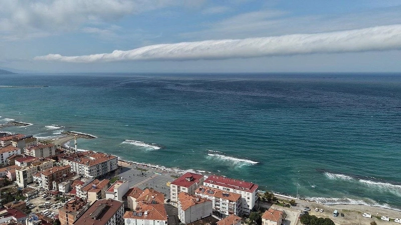 Редкое рулонное облако заметили у берегов Турции