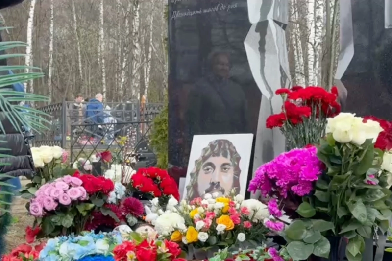 Родные Паши Техника в годовщину смерти рэпера почтили его память на кладбище