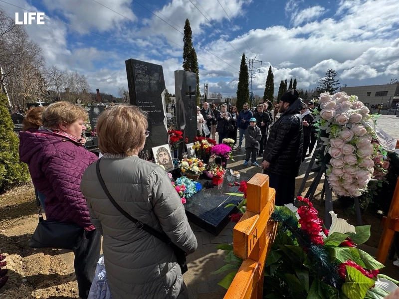 Родные Паши Техника в годовщину смерти рэпера почтили его память на кладбище