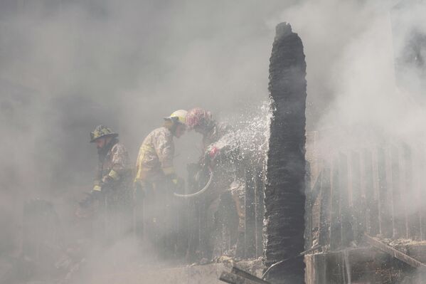 Тушение пожара на месте израильского авиаудара в Бейруте.