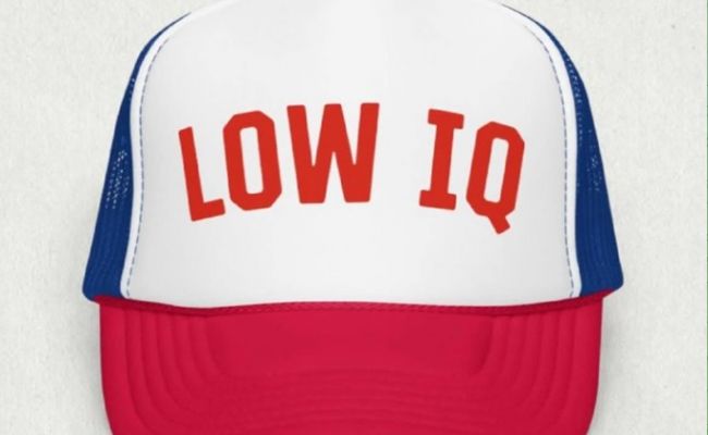 Тонкий укол: Карлсон забросал Трампа кепками «Низкий IQ» в ответ на оскорбление