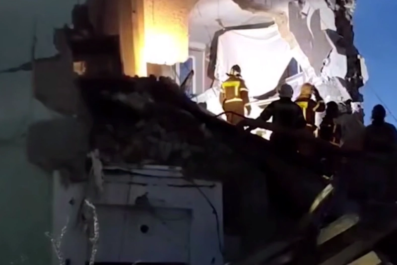 В результате атаки БПЛА в Сызрани рухнул подъезд, из-под завалов достали людей