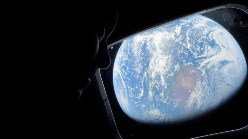 Земля и обратная сторона Луны в иллюминаторе: фото с борта "Ориона"