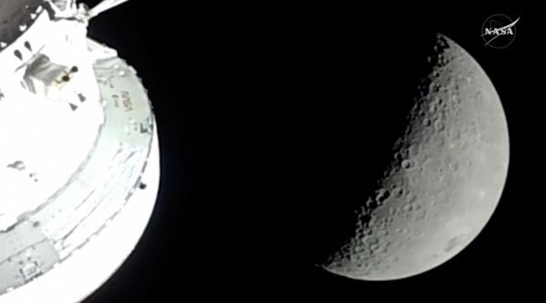 Вид на Луну в момент приближения "Ориона" к точке максимального расстояния от Земли.