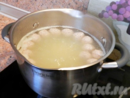 Воду или бульон довести до кипения, всыпать картофель, довести до кипения, уменьшить огонь и варить до готовности картошки. Затем в кипящий бульон опустить фрикадельки из свинины, варить на сильном огне, пока фрикадельки не всплывут, затем уменьшить огонь и варить еще 5-7 минут. Выложить в суп обжаренные овощи, посолить по вкусу, проварить еще 3 минуты и выключить. 