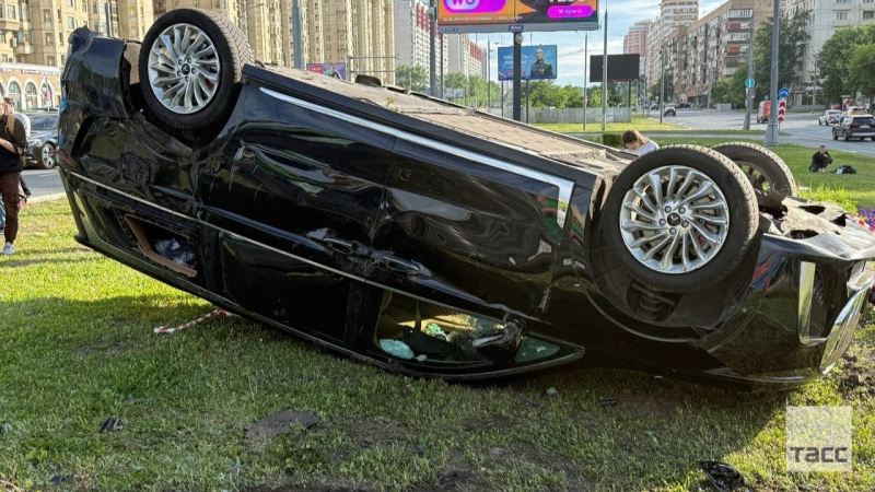 Чемпион Европы по футболу попал в аварию в Москве. Кадры расходятся по Сети