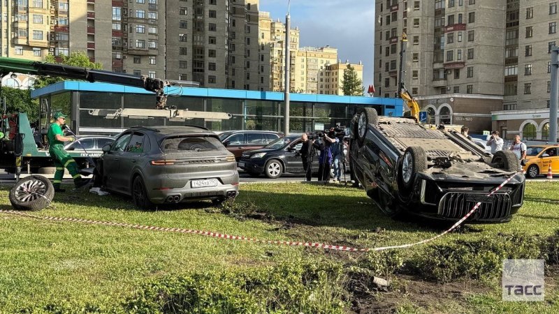 Чемпион Европы по футболу попал в аварию в Москве. Кадры расходятся по Сети