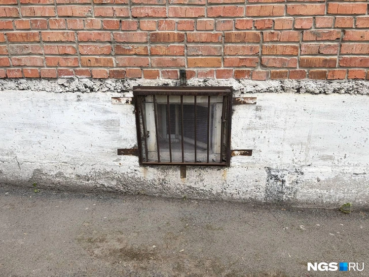 «Двор превратился в курилку и место распития напитков»: в жилом доме крупного российского города открыли хостел для вахтовиков