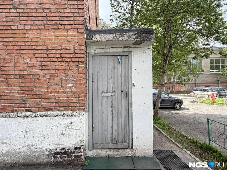 «Двор превратился в курилку и место распития напитков»: в жилом доме крупного российского города открыли хостел для вахтовиков