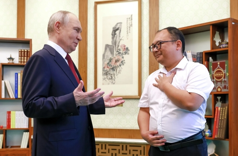 Пэн Пай: Чайник, подаренный Путину, издаёт щебечущий звук при наливании воды