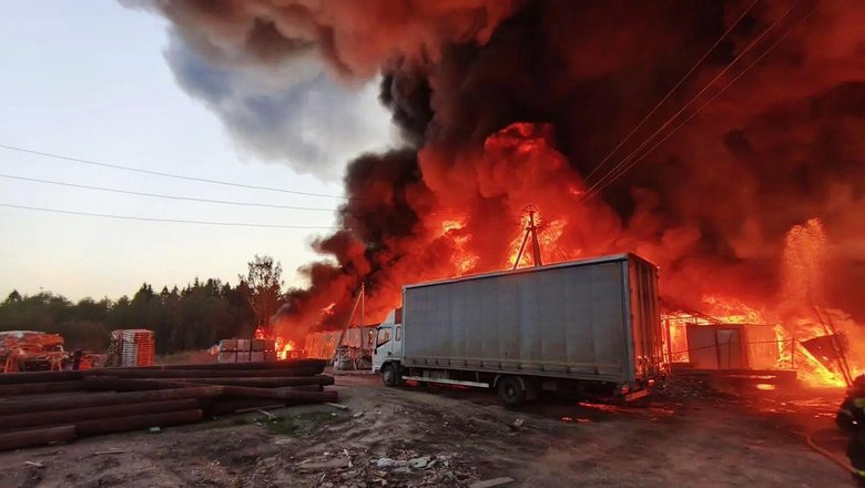 Площадь пожара на складе в Подмосковье достигла 5 тыс. кв. м