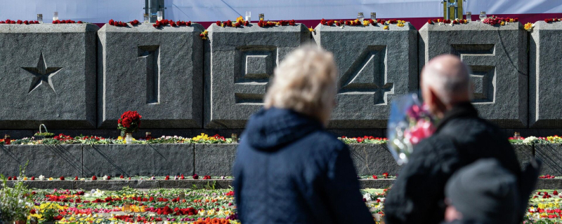 Празднование Дня Победы у памятника советским солдатам в Риге, архивное фото