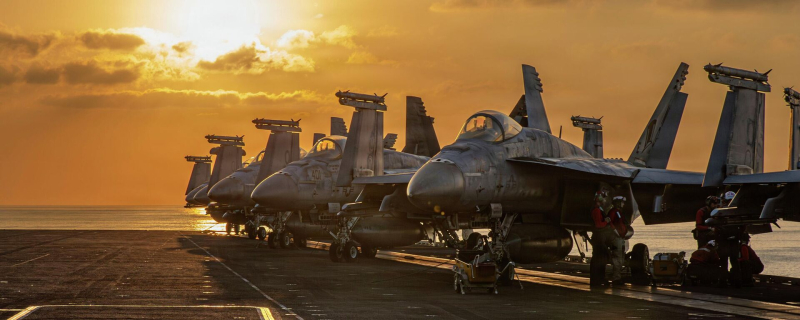 Самолеты на полетной палубе авианосца USS Abraham Lincoln, участвующие в боевых действиях в Иране