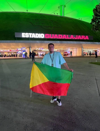 «Билеты на один матч стоят как месячная зарплата». Россиянин побывал на чемпионате мира по футболу в Мексике — и развернул там флаг своей малой родины