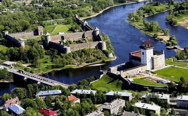 Бизнес процветает: В эстонской Нарве торгуют местами в очереди на границе с Россией