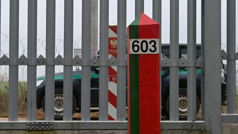Польша сохраняет буферную зону на границе с Беларусью