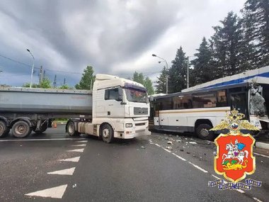 В Подмосковье автобус врезался в здание после ДТП с грузовиком