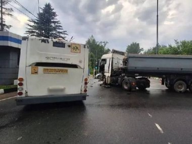 В Подмосковье автобус врезался в здание после ДТП с грузовиком