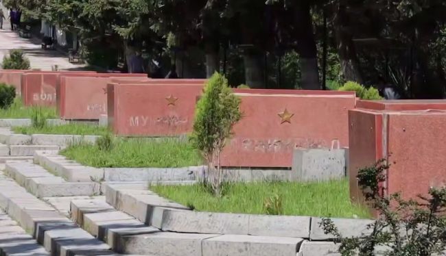 В комплексе «Мать Армения» выдрали буквы городов-героев и выкинули в мусор
