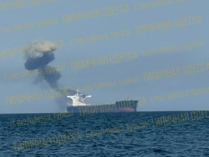 Мощные взрывы прогремели в Одессе: сообщается об ударах по военным объектам и порту, в городе пожары