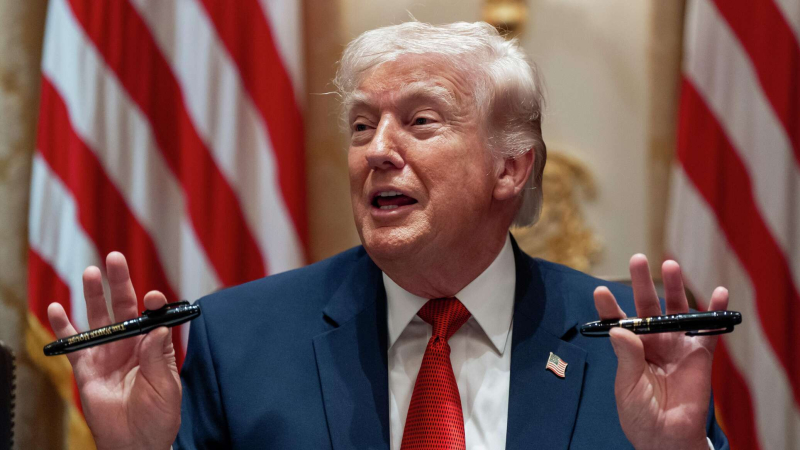 Очень занят работой: Трампу некогда плавать и играть в гольф в Белом доме