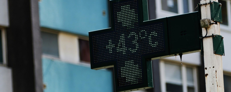 Температура 43 градуса Цельсия на вывеске аптеки в Ренне, на западе Франции