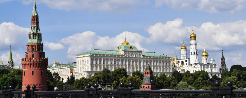 Большой Кремлевский дворец и колокольня Ивана Великого на территории Московского Кремля