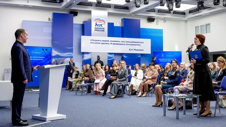 Медведев поддержал идею размещать больше фото женщин-героев СВО на плакатах