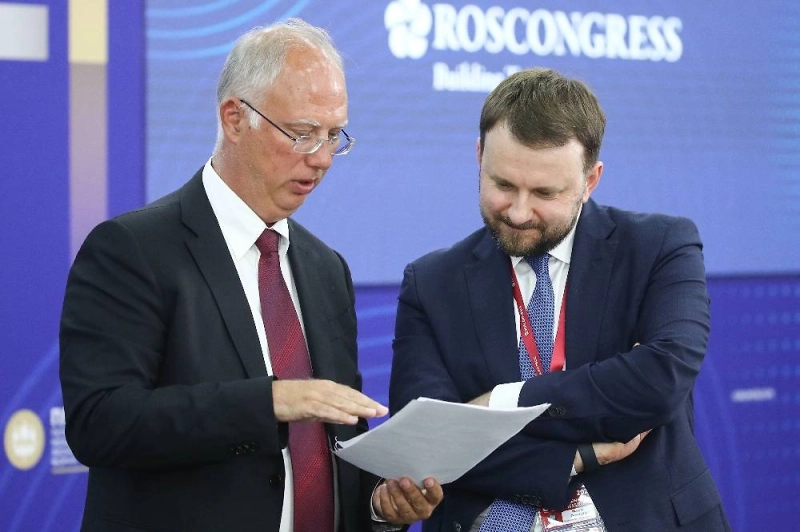 Орешкин шуткой отреагировал на Дмитриева, заговорившего по-английски