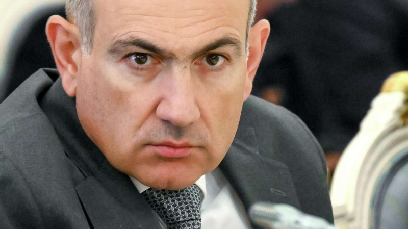 Пашинян объявил об уходе правительства Армении в отставку