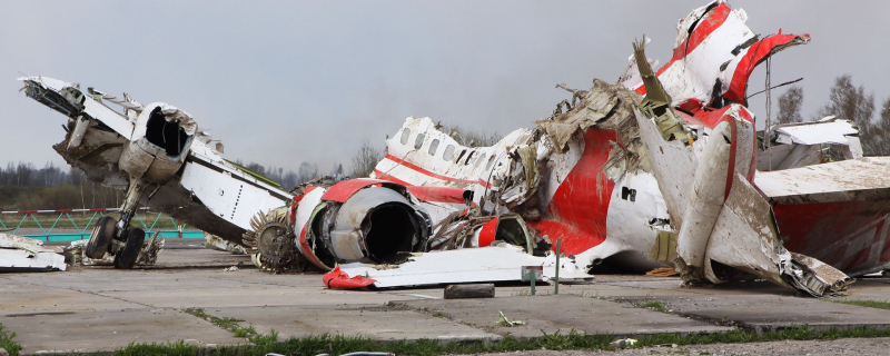 Обломки польского правительственного самолета Ту-154 на охраняемой площадке аэродрома в Смоленске