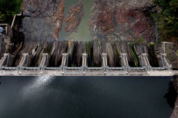 Плотина Каррайсо и низкий уровень воды в реке ниже по течению во время засухи в Трухильо-Альто, Пуэрто-Рико.