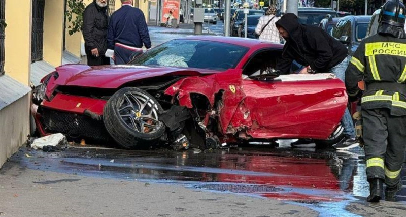 Ferrari попала в ДТП в центре Москвы. Выяснилось, кто был за рулём