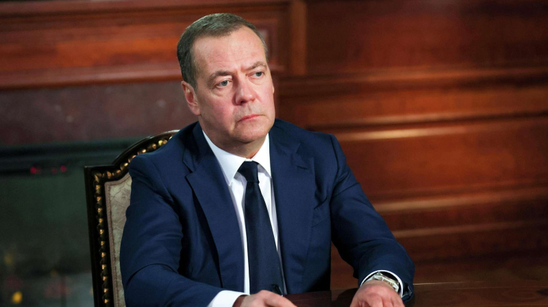 Медведев: странам нужно договориться о принципах регулирования ИИ