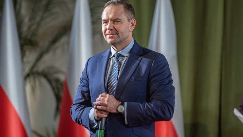 Навроцкий одобрил отставку главы госохраны после кражи Lexus у жены Туска