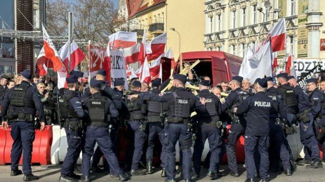 Полиция Польши задержала троих участников протестов в Варшаве